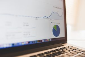 Computador-com-gráfico-Dicas-SEO